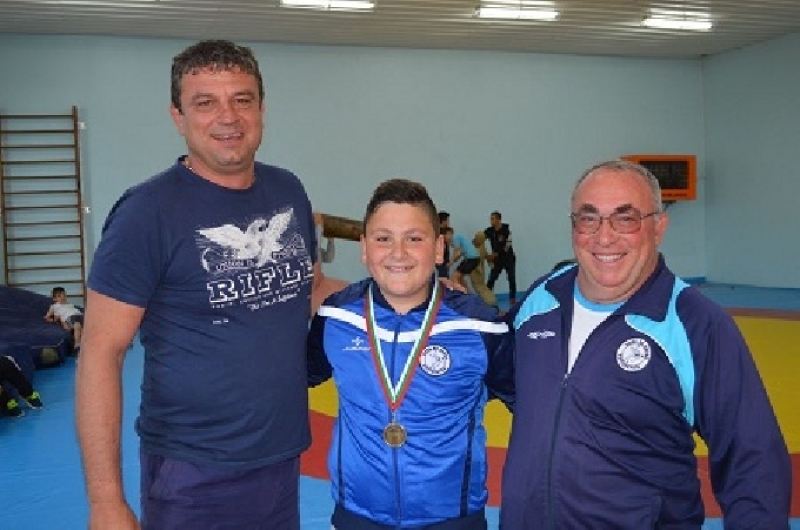 Денис Стоянов от СК „Белица“ Костинброд със златен медал от държавното първенство по борба класически стил за деца
