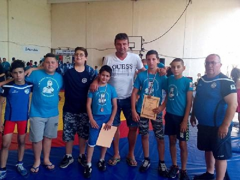 Възпитаниците на СК „Белица” с медали от детския турнир по борба в памет на Стоян Николов
