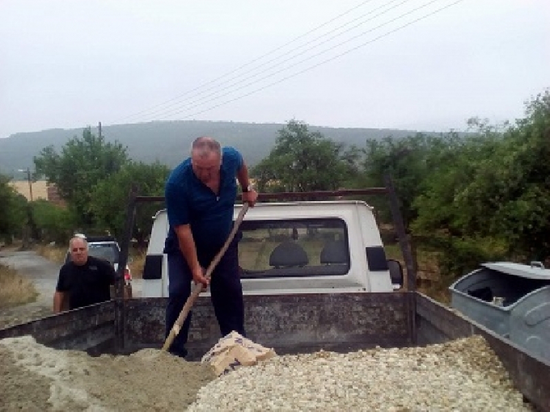 Бригада доброволци направи частичен ремонт на пътя между с. Вишан и с. Долно ново село