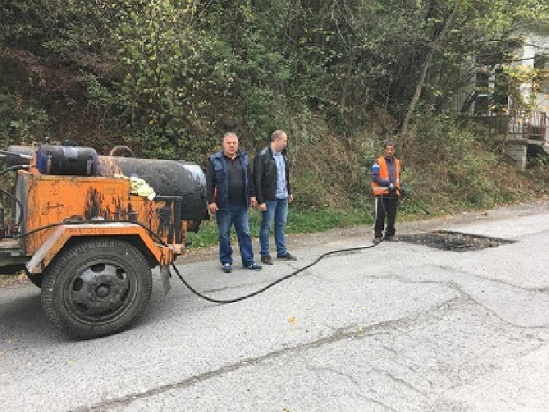 Започна ремонт на пътя Искрец-Бучино
