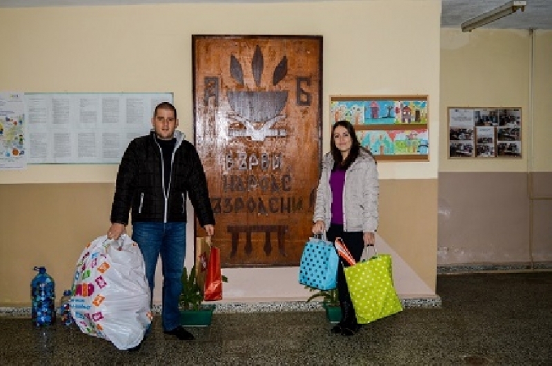 Младо семейство с подаръци за учениците в Сливница и Драгоман по случай сватбата си