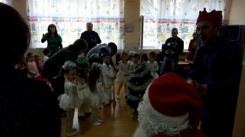 Дядо Коледа посети детските градини в Костинброд