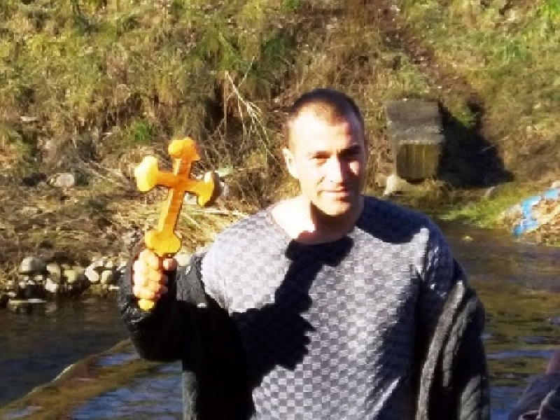Йордан Георгиев извади кръста от река Нишава в Годеч