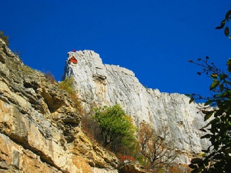 Кой уши 40-метровата мартеница, която утре ще украси скалите край Гара Лакатник?