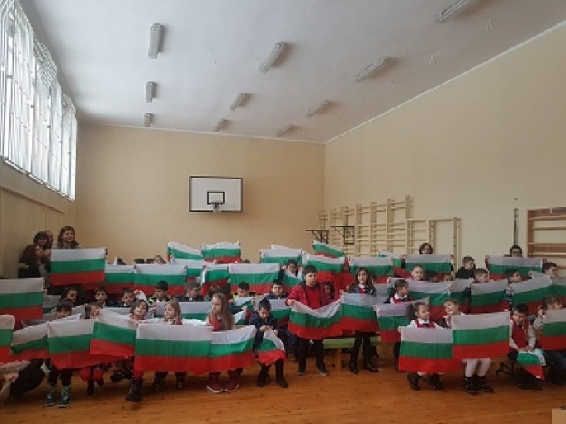 4000 български знамена са в ръцете на учениците във Враца