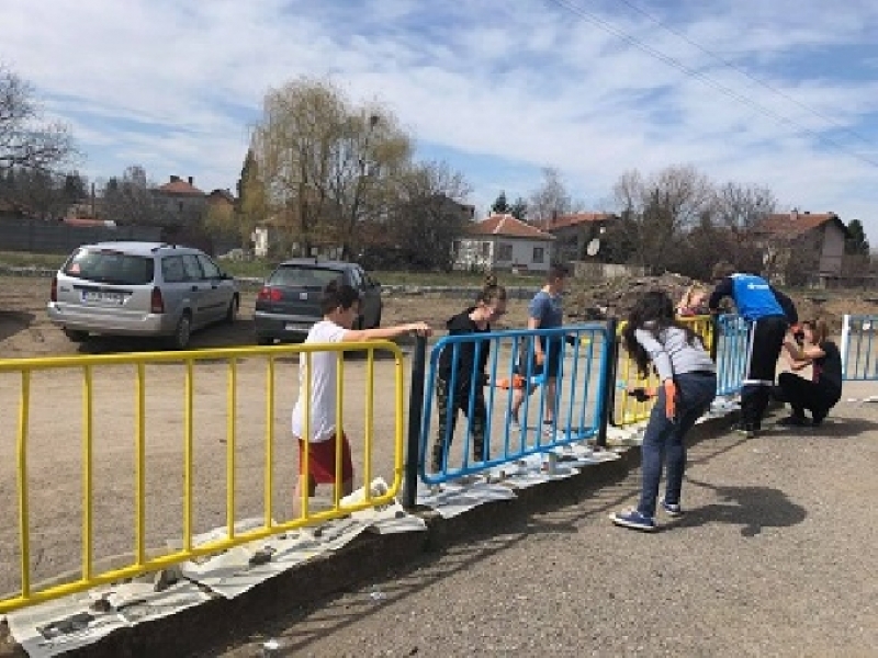 Ученици и учители от Първо ОУ ”Васил Левски” боядисаха оградата на училището си