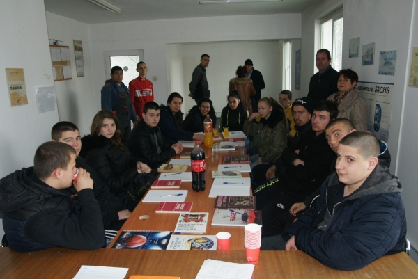 Дванадесет ученици от ПГ по транспорт „Н. Й. Вапцаров” приключиха платената си практика