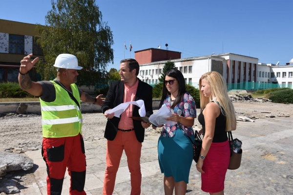 Кметът на Костинброд направи проверка на ремонта на площад „Иван Вазов“ 