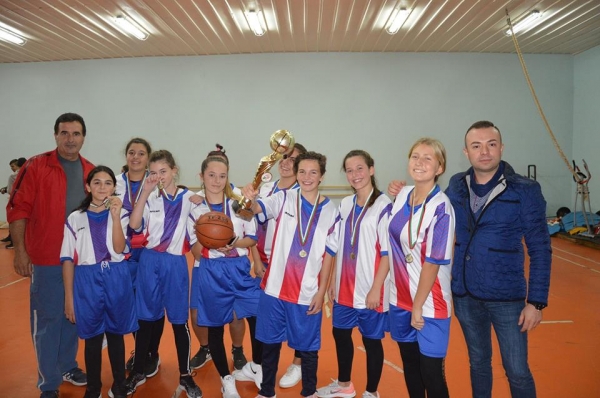 Отборът на СУ „Д-р Петър Берон“ спечели баскетболния турнир за момичета от V дo VII клас