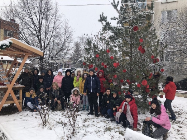 Ученици от СУ „Д-р Петър Берон“ украсиха елха пред Община Костинброд
