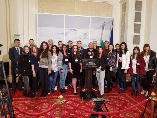 Дванадесетокласници от Годеч посетиха българския парламент
