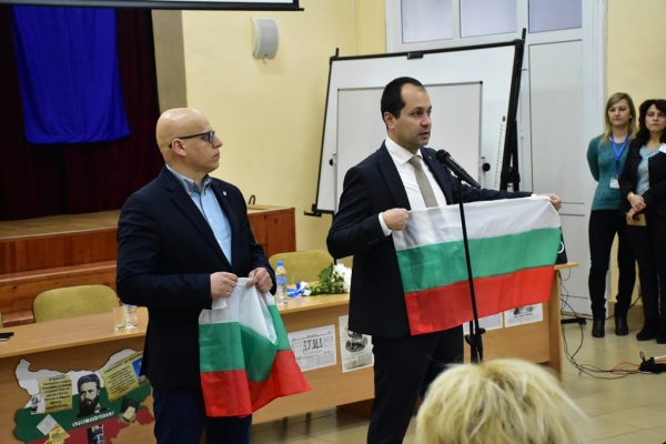 Калин Каменов: „Над 10 000 български знамена получиха учениците през последните години за Националния празник“