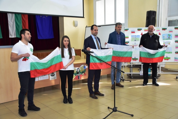 Първокласниците във Враца развяха българския флаг