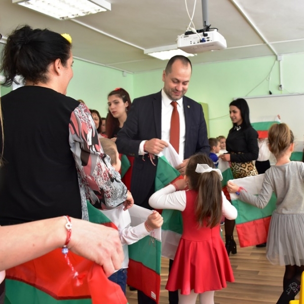 Над 600 деца от детските градини във Враца получиха националния флаг