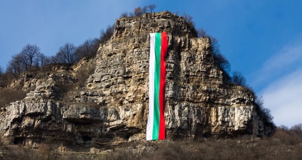 70-метровият трибагреник отново отбеляза Националния празник в Бов