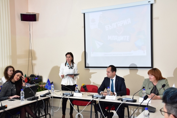Младежи от област Враца и заместник-министър дискутираха Националната стратегия за младежта