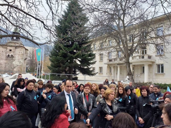 Кметът на Враца се срещна с протестиращите медицински сестри