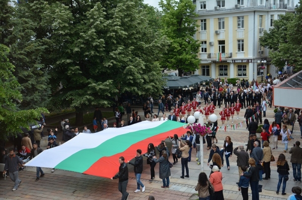 Пъстро шествие, 25-метров трибагреник и откриване на паметник-чешма за 24 май във Враца