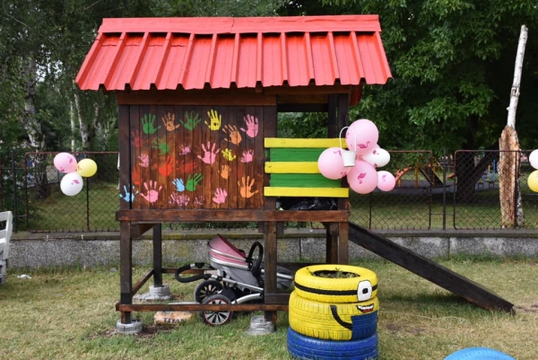 Облагородиха детската площадка в Първи район, в Костинброд