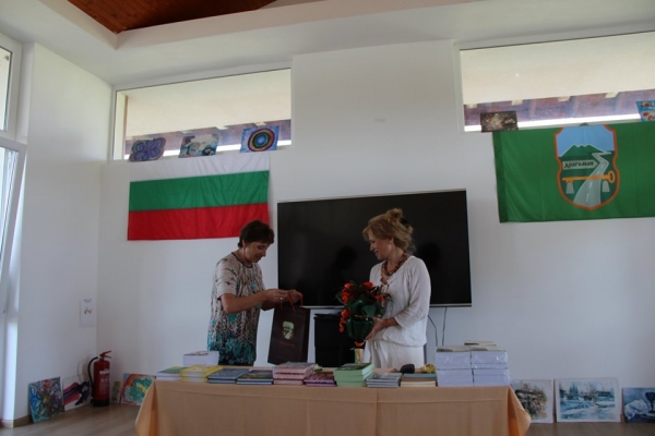 Мадлен Алгафари представи новата си книга „Поправителен за родители“ в Драгоман