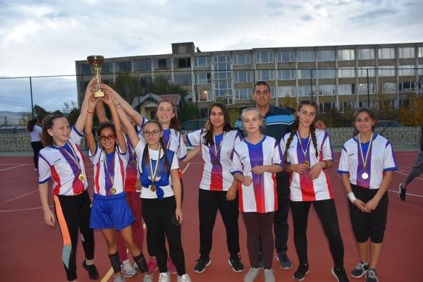 Момичетата от СУ „Д-р Петър Берон” спечелиха ученически хандбален турнир