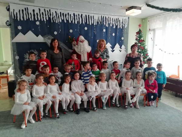 Дядо Коледа посети детска градина „Пролет” в Костинброд