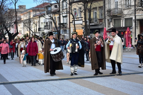 Коледари благословиха със здраве и берекет жителите на Враца