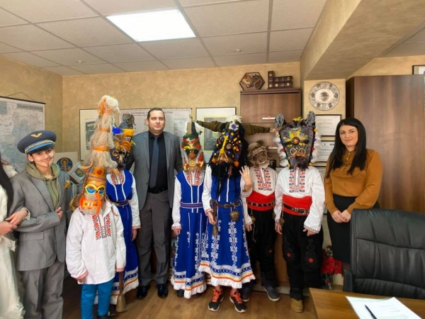 Децата от ДЦРДУ поздравиха Oбщинска администрация Костинброд