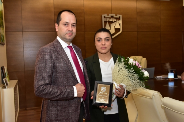 Кметът на Враца награди европейската шампионка по борба Мими Христова