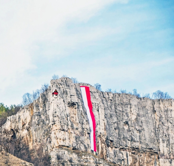 Най-голямата мартеница в България украси Лакатнишките скали