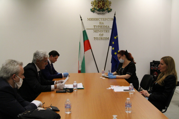 Николина Ангелкова проведе работна среща с председателя на Федерацията на потребителите в България