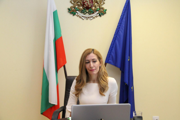 Министър Ангелкова: Сега е моментът всички българи да помогнем на страната си, избирайки я за своята лятна почивка