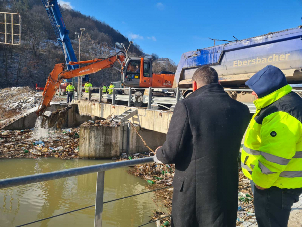 Областният управител на Софийска област инспектира на място почистването на плаващите отпадъци по р. Искър