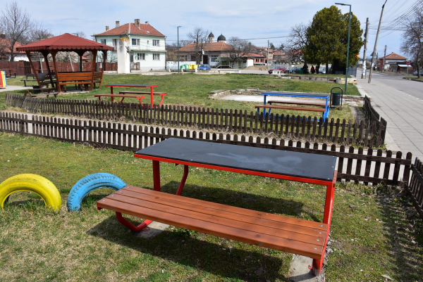 Община Костинброд постави нови пейки в Първи район, град Костинброд