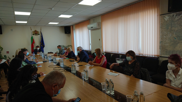 Областният кризисен щаб: Кметовете на общини да отменят масовите мероприятия в Софийска област