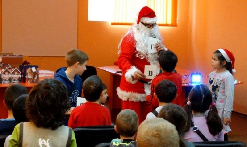 Дядо Коледа посети СОУ-то, изненада най-малките ученици.