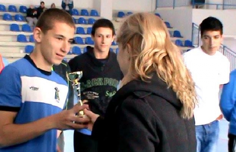 Зам.- кметът на Община Годеч награди млади футболисти на коледен турнир по футбол