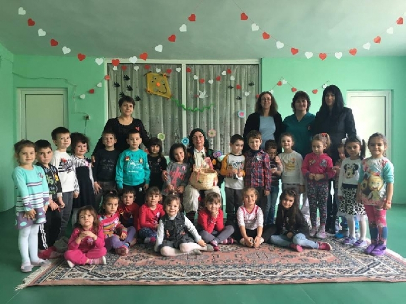 Децата  от ОДЗ „Юрий Гагарин“ с трепет посрещнаха Баба Марта