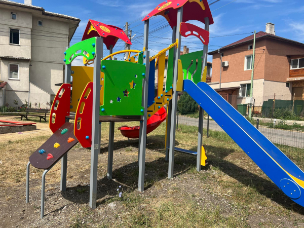 В Костинброд подновиха поредната детска площадка