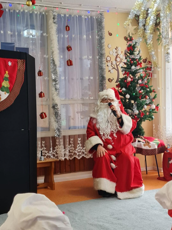 Дядо Коледа посети детска градина „Пролет” в Костинброд  