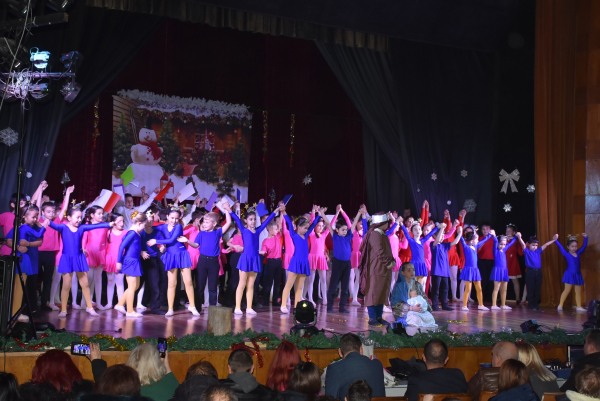 Танцово-музикален и театрален спектакъл „Коледна магия” представиха възпитаниците на СУ „Д-р Петър Берон“