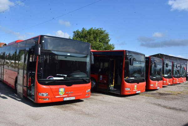 Осветиха новите автобуси, базата и офисите на „Общински превози Костинброд“ 