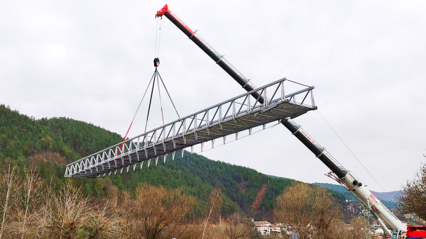 230-тонен кран спусна новия мост над река Искър в Своге