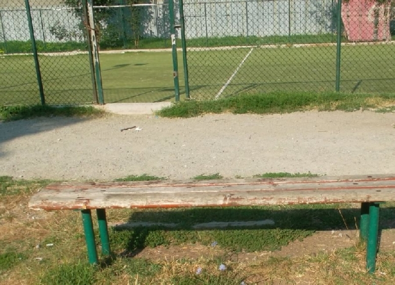 Повредени съоръжения на детската площадка на площад „Никола Чилов“