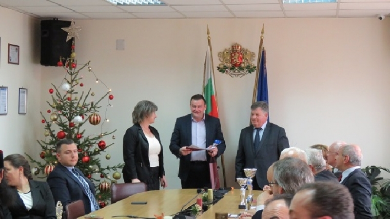Община Сливница получи отличие в категорията „Спорт и младежки дейности“ на Годишните награди на областния управител за 2016 година