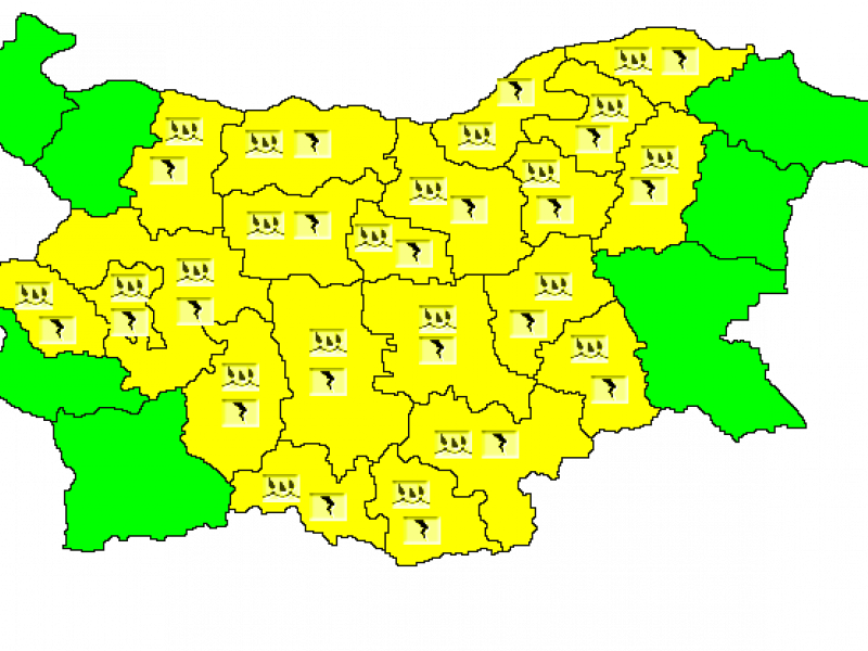 Жълт код обявиха в почти цялата страна заради гръмотевици и обилни валежи