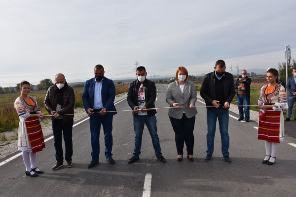 Откриха рехабилитирания участък от път SFO 2406 - края на регулация на село Петърч до гара Петърч