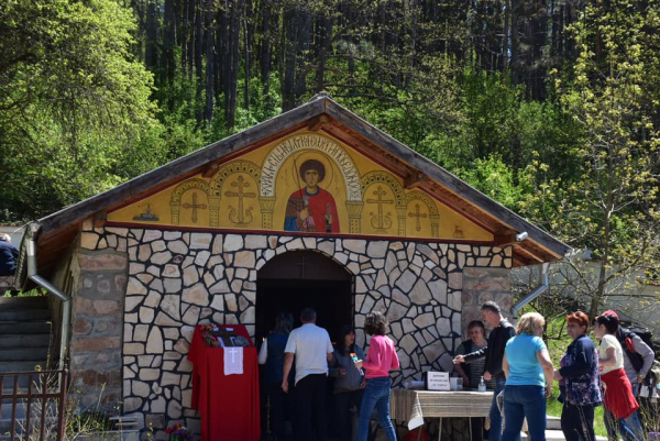 Почетоха Гергьовден в селата Петърч и Градец (снимки)