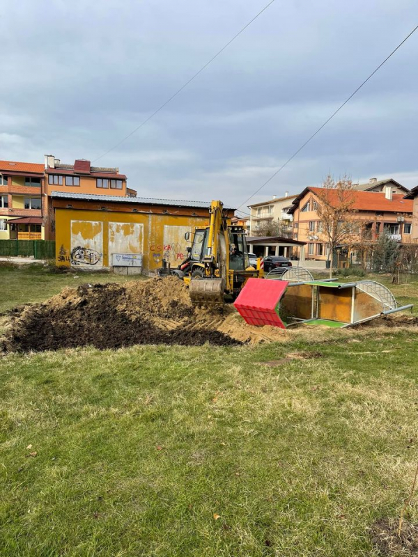 Започна облагородяване, подмяна на детските съоръжения и поставяне на беседка до улица Искър в град Божурище