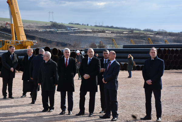 Започна изграждане на газова връзка България-Сърбия - Румен Радев и Александър Вучич посетиха село Голяновци, община Костинброд за откриването (снимки)